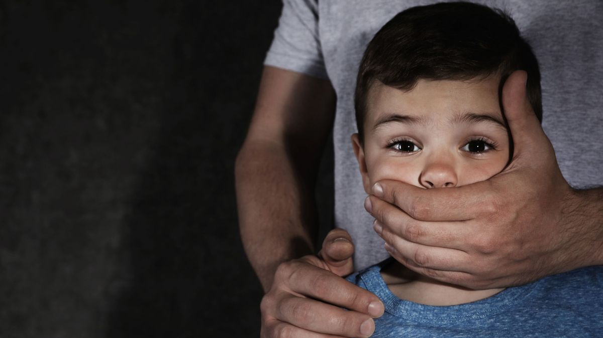 Německý úředník zneužíval ukrajinské děti a vyhrožoval jim deportací. Dostal osm let